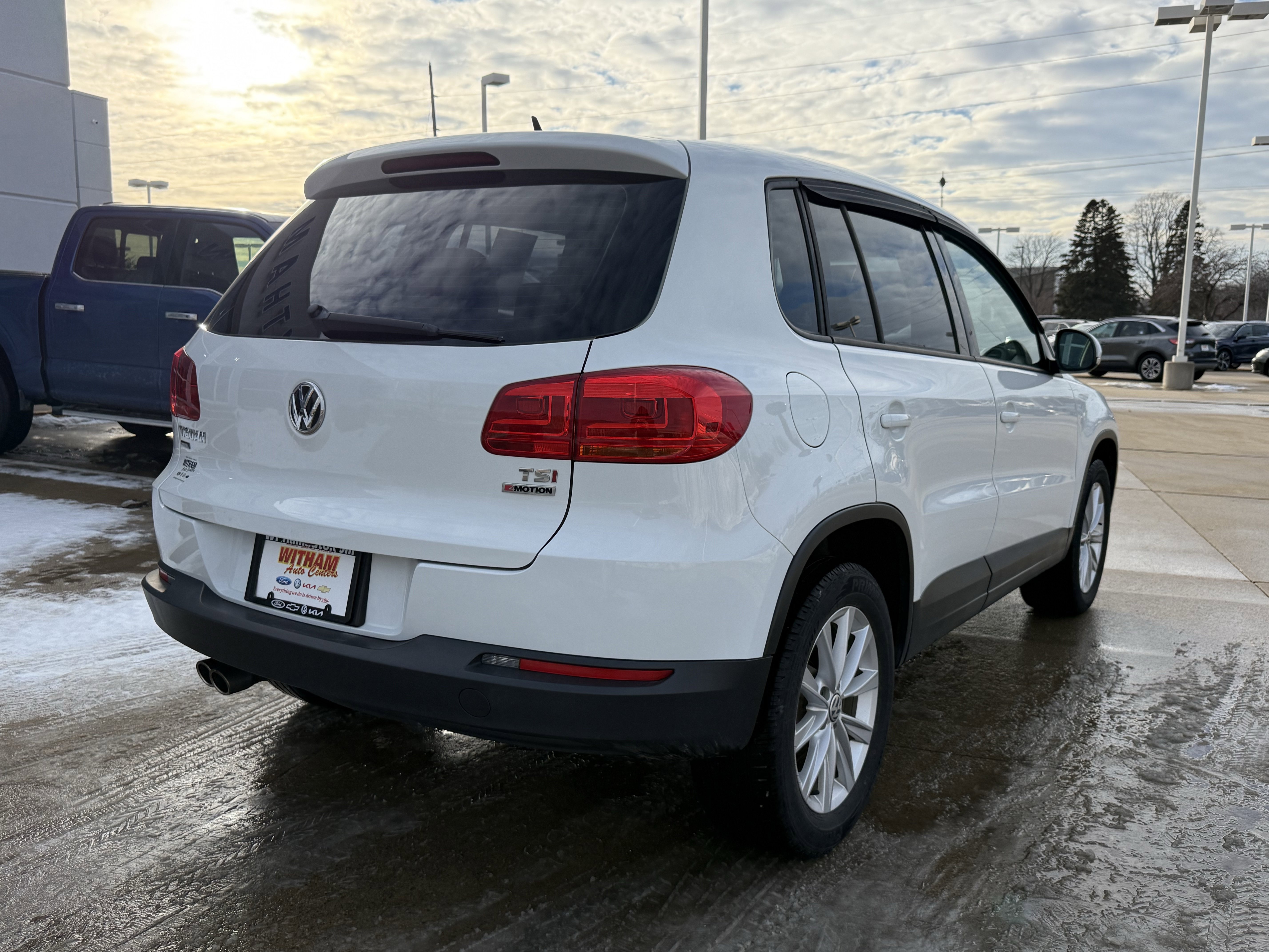 Used 2017 Volkswagen Tiguan Limited w/ Alloy Wheels Package image 4