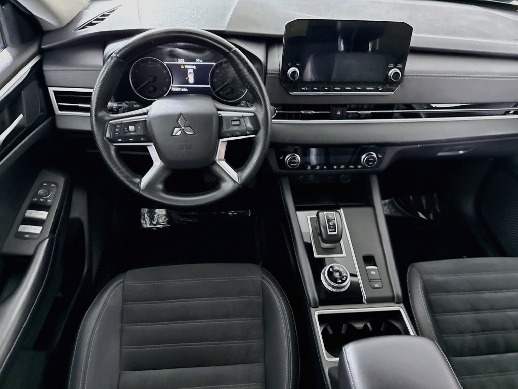 Used 2024 Mitsubishi Outlander SE AWD/4WD image 3