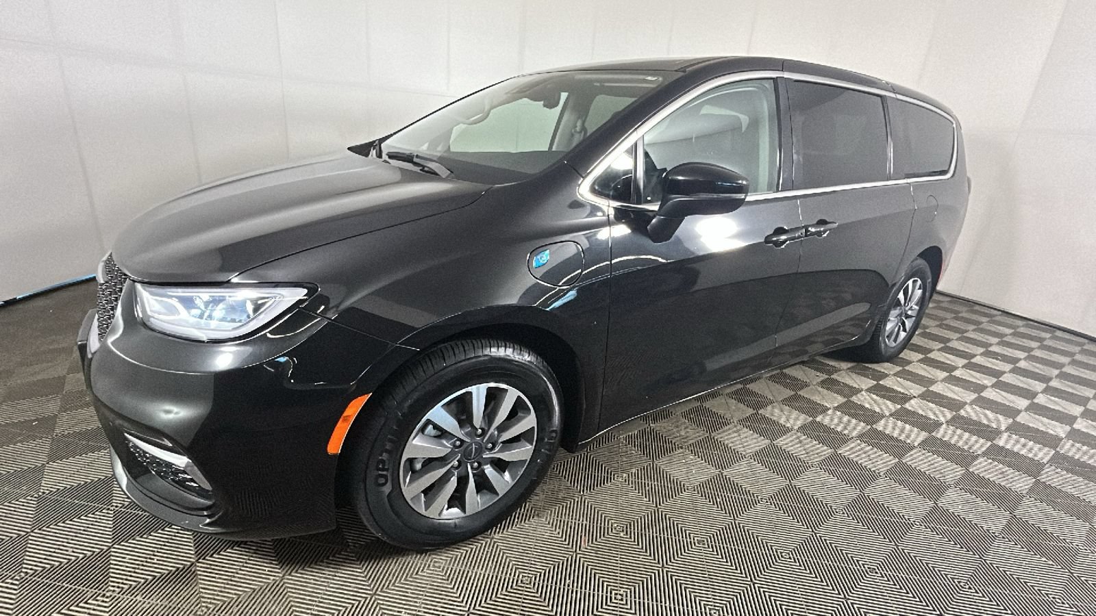 Used 2023 Chrysler Pacifica Touring-L FWD image 7