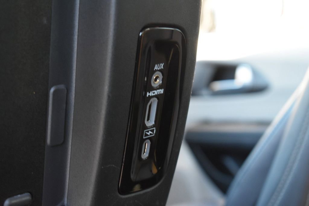 Used 2024 Chrysler Pacifica Touring-L w/ Uconnect Theater Family Group image 27