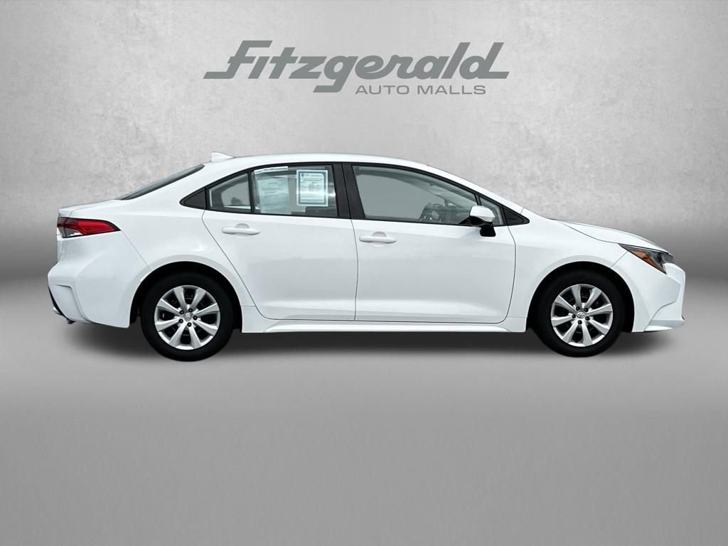 Used 2022 Toyota Corolla LE image 3