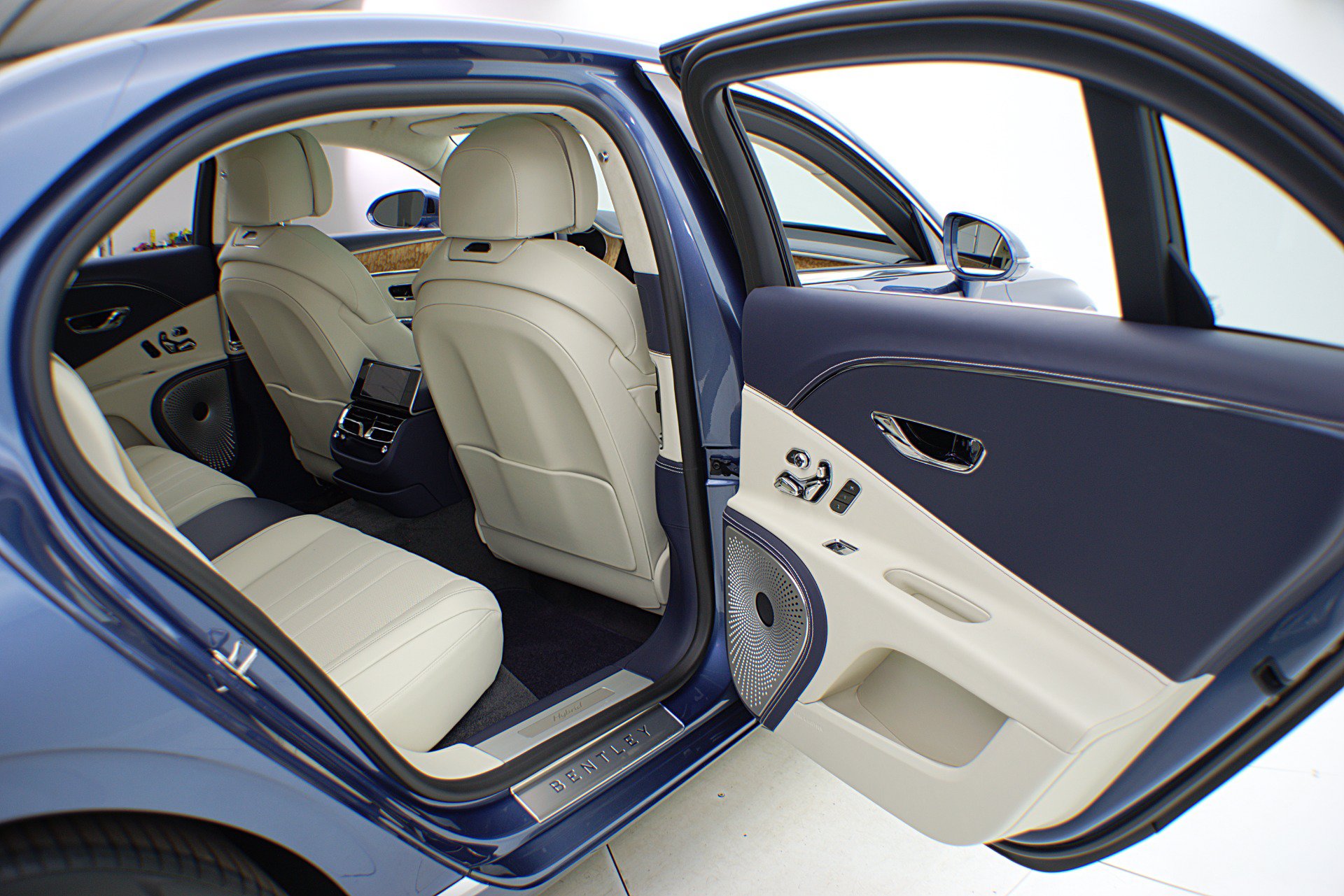 Certified 2022 Bentley Flying Spur Plug-In Hybrid AWD/4WD image 42