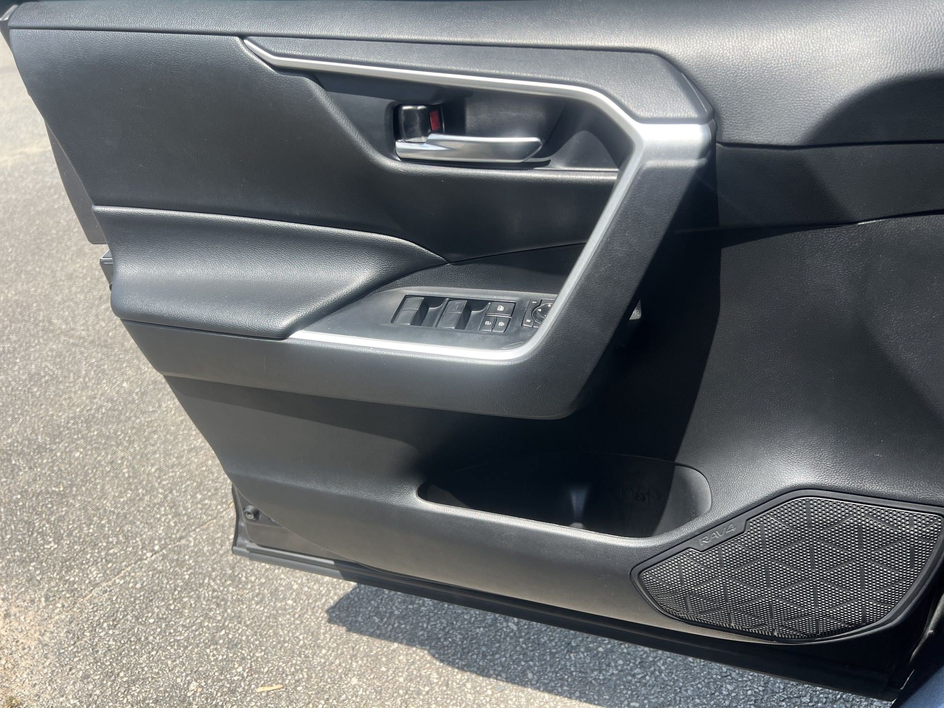 Used 2020 Toyota RAV4 XLE FWD image 14