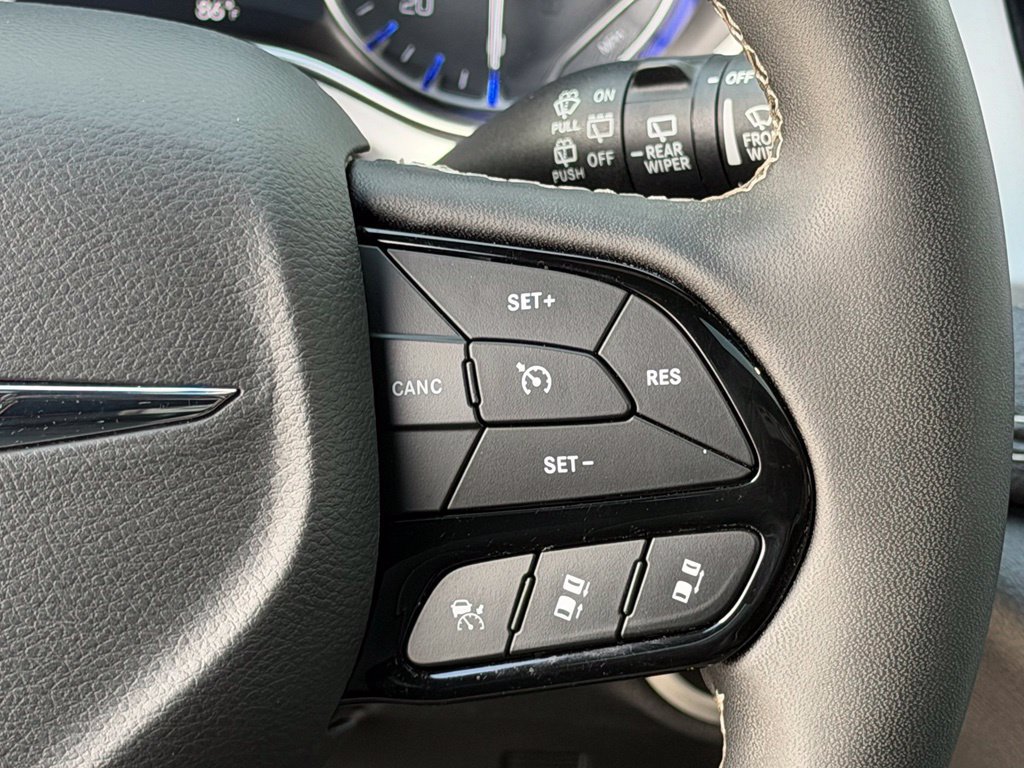 Used 2025 Chrysler Pacifica Limited FWD image 35