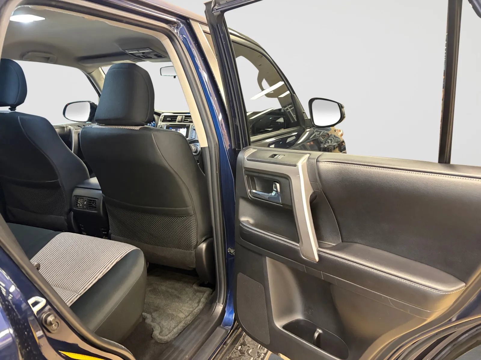 Used 2016 Toyota 4Runner SR5 AWD/4WD image 17