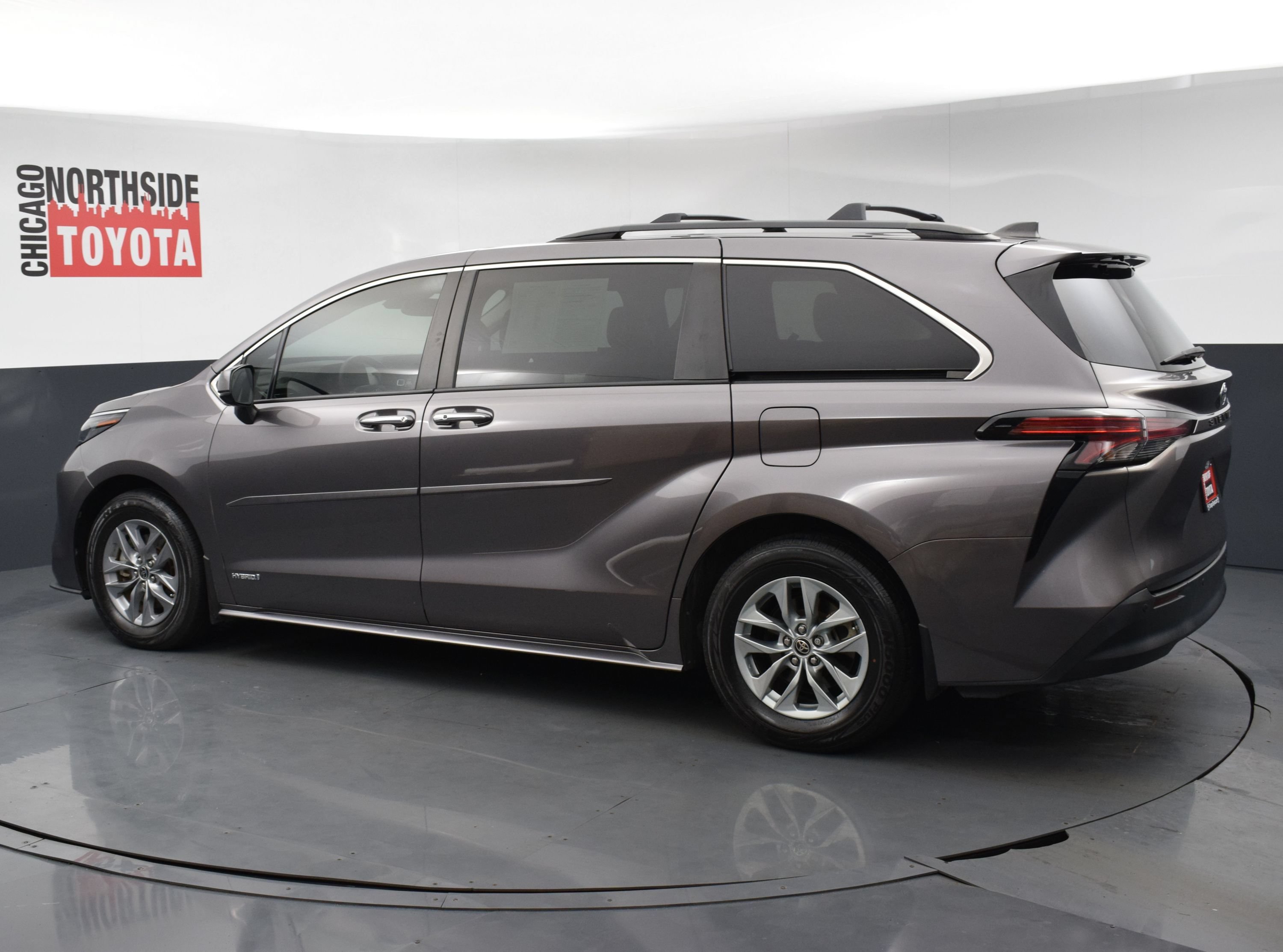 Used 2021 Toyota Sienna XLE FWD image 2