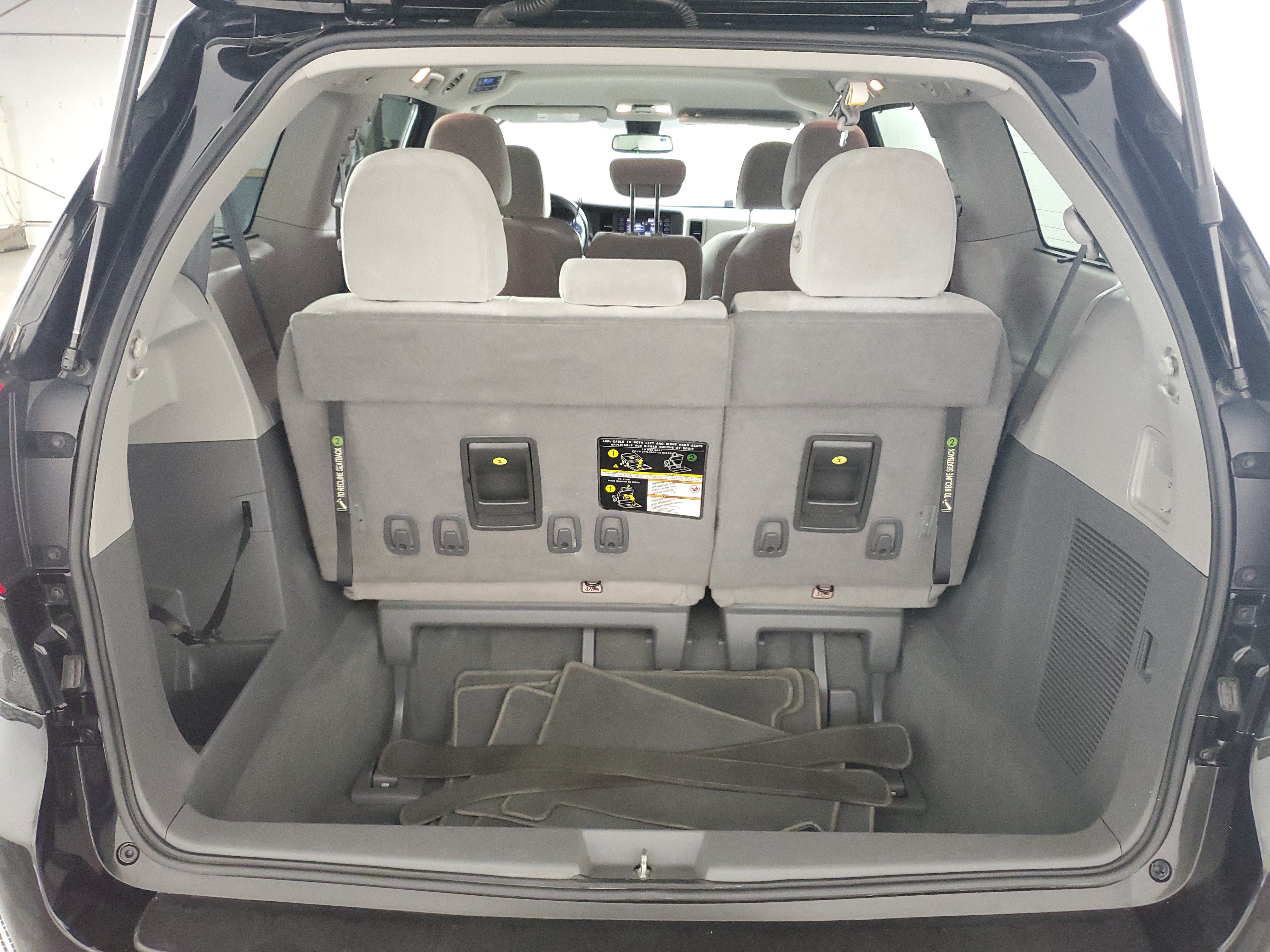 Used 2020 Toyota Sienna LE w/ Carpet Mat Package FWD image 31