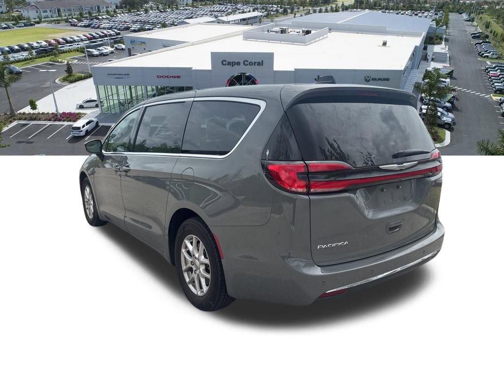 Used 2023 Chrysler Pacifica Touring-L FWD image 14