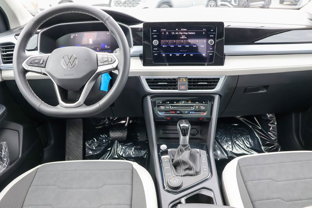 Used 2025 Volkswagen Taos SE image 29