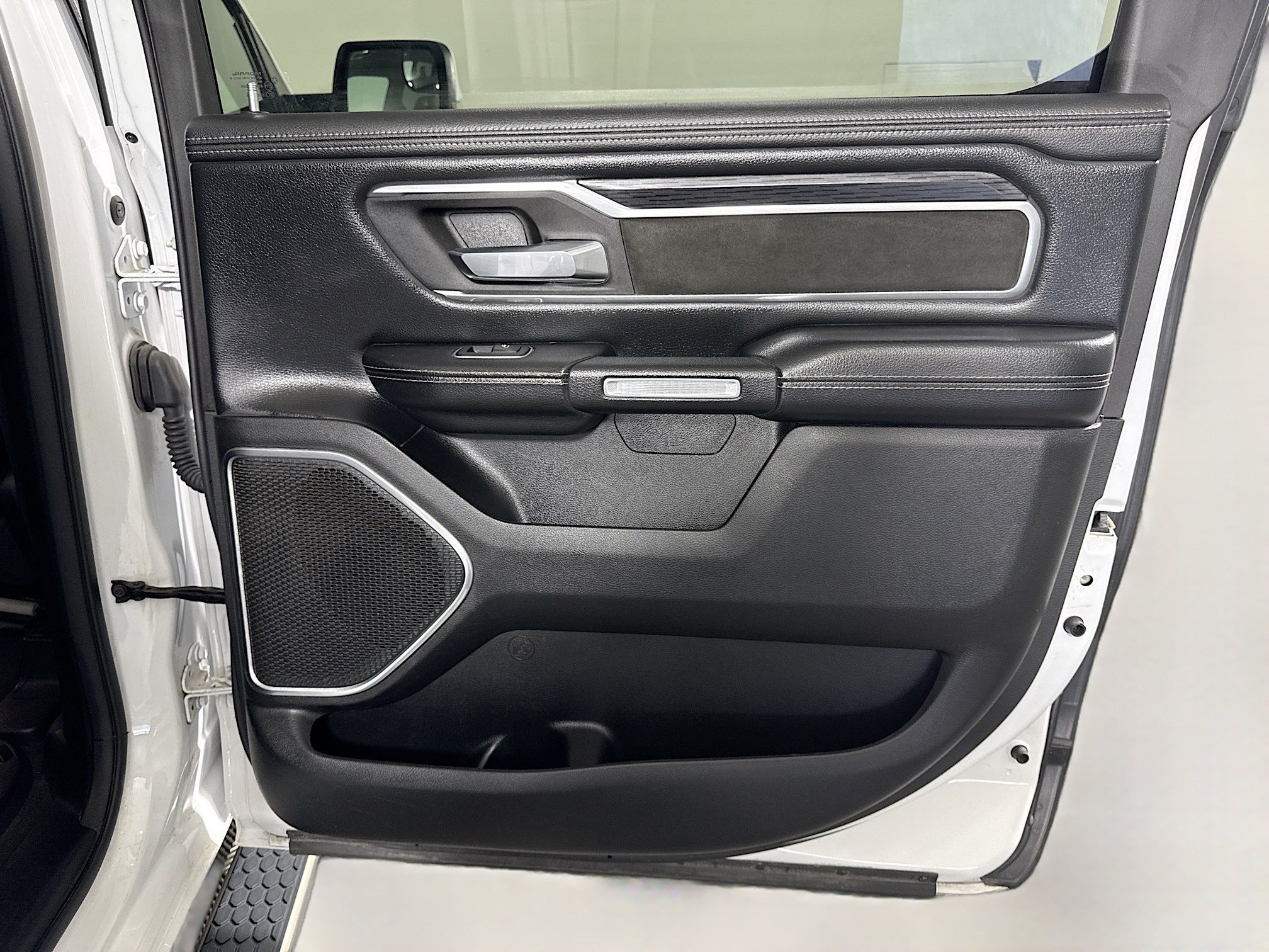 Used 2023 RAM 1500 Laramie AWD/4WD image 28