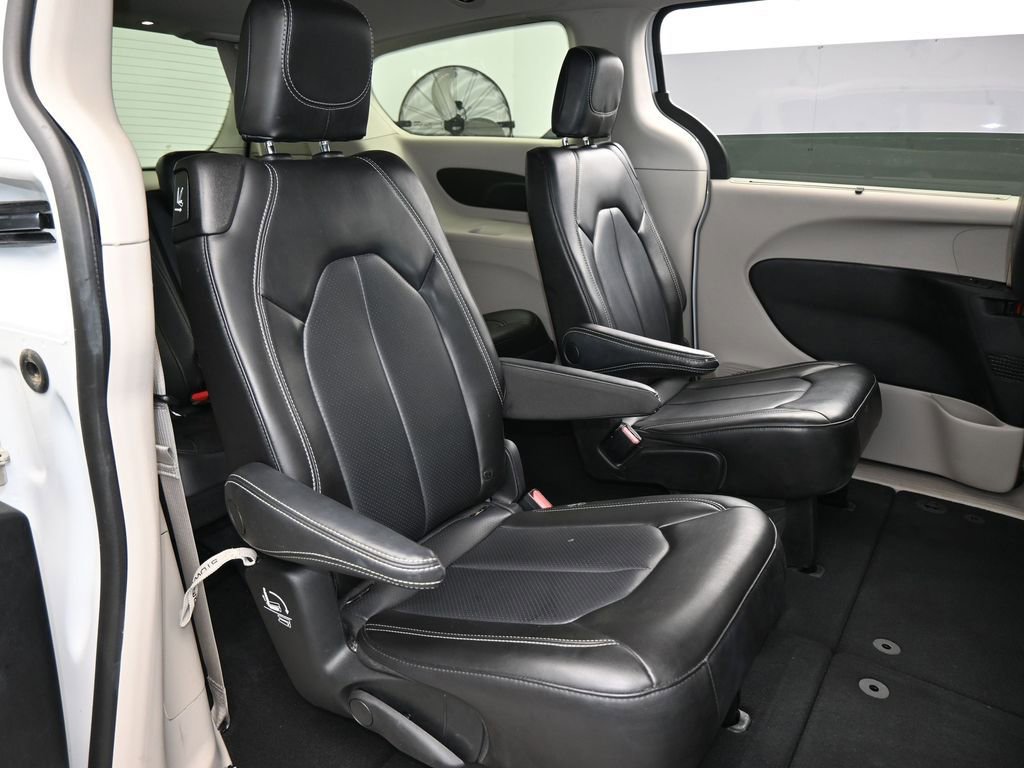 Used 2023 Chrysler Pacifica Touring-L image 39