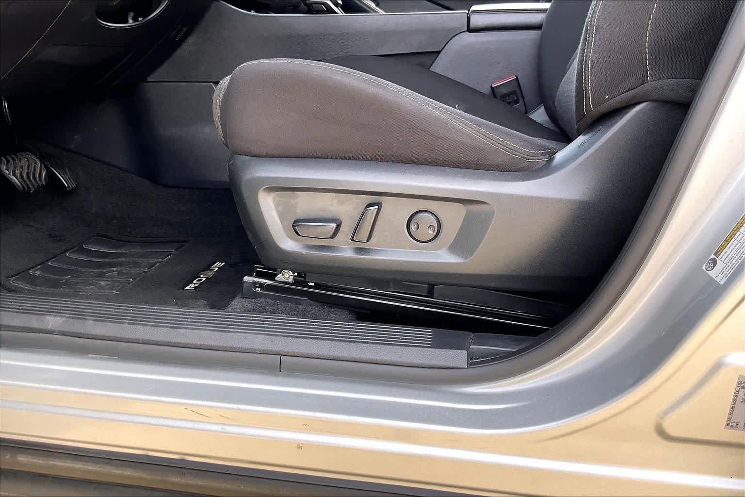 Used 2025 Nissan Rogue SV FWD image 33