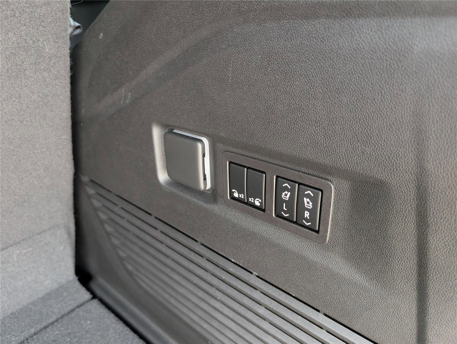 Used 2023 Chevrolet Tahoe Premier AWD/4WD image 17