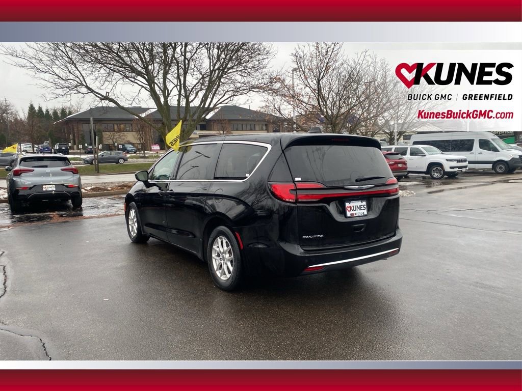 Used 2024 Chrysler Pacifica Touring-L image 7