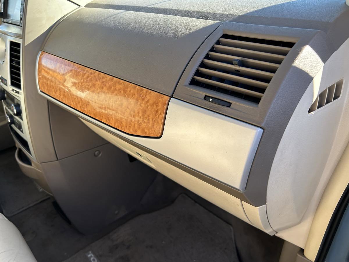 Used 2010 Chrysler Town & Country Limited FWD image 27