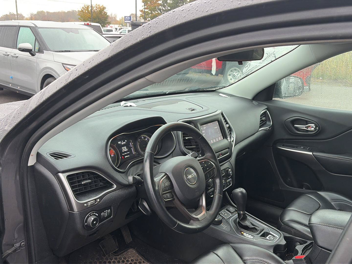 Used 2019 Jeep Cherokee Latitude Plus w/ Cold Weather Group AWD/4WD image 5