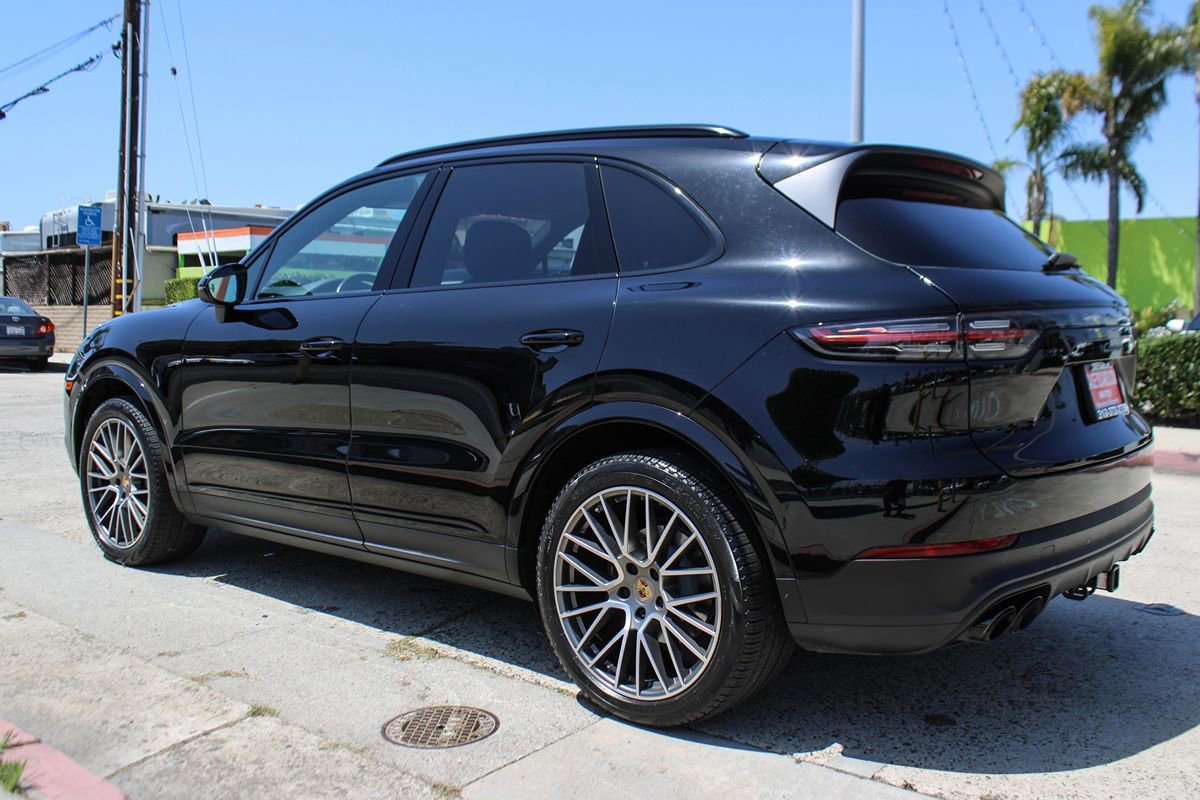 Used 2023 Porsche Cayenne Platinum Edition image 3
