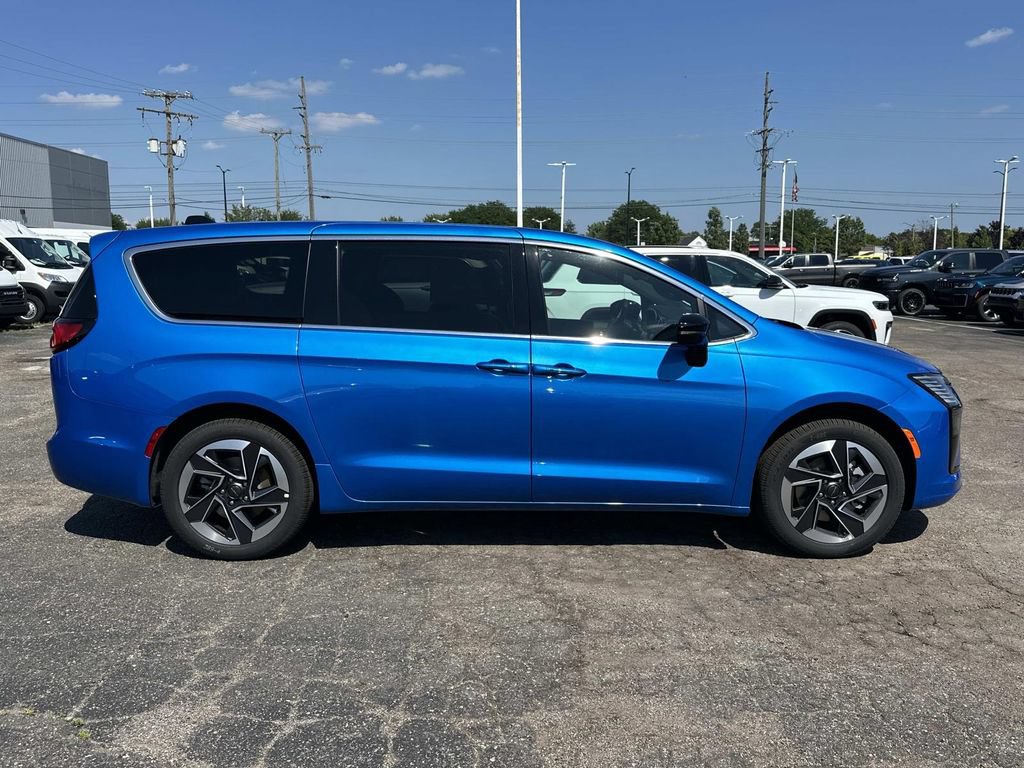 New 2027 Chrysler Pacifica Limited AWD/4WD image 2