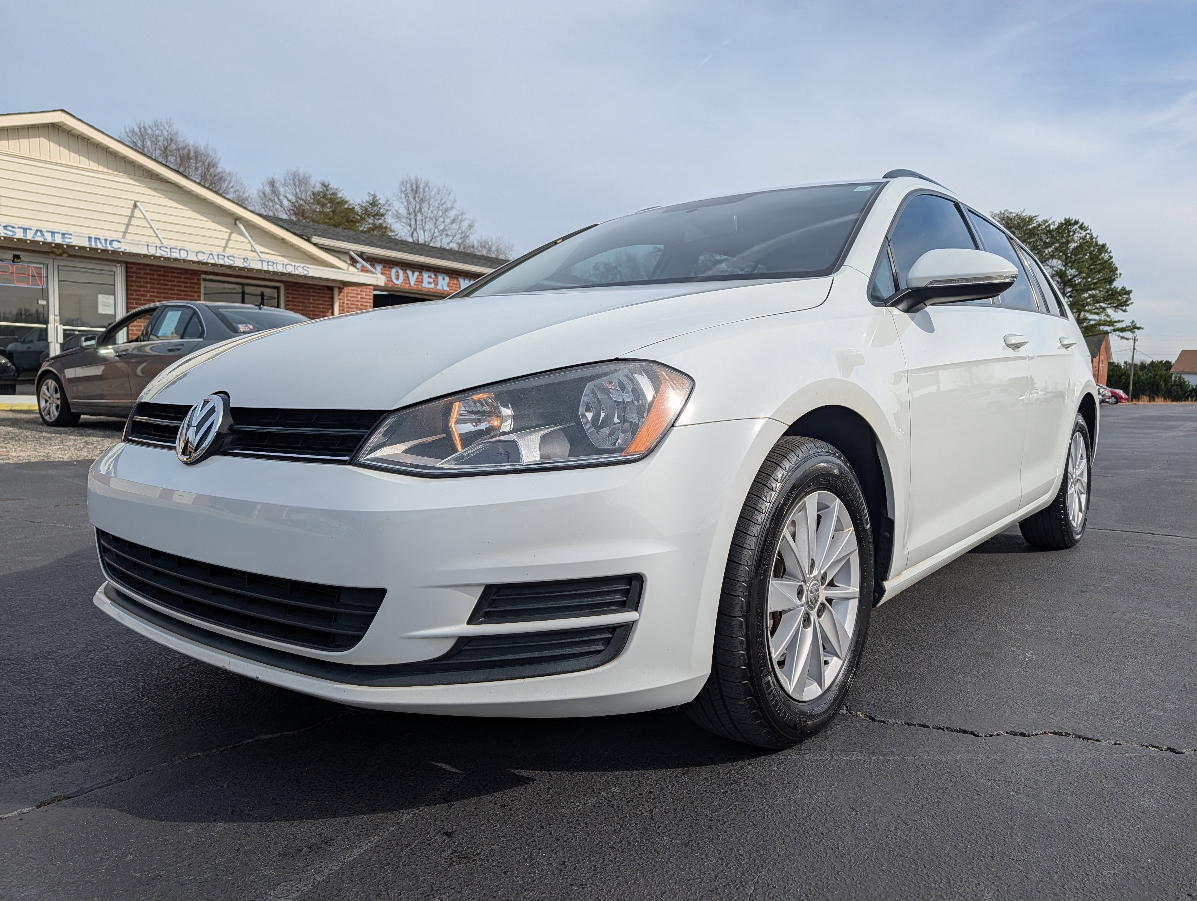 Used 2017 Volkswagen Golf S image 2