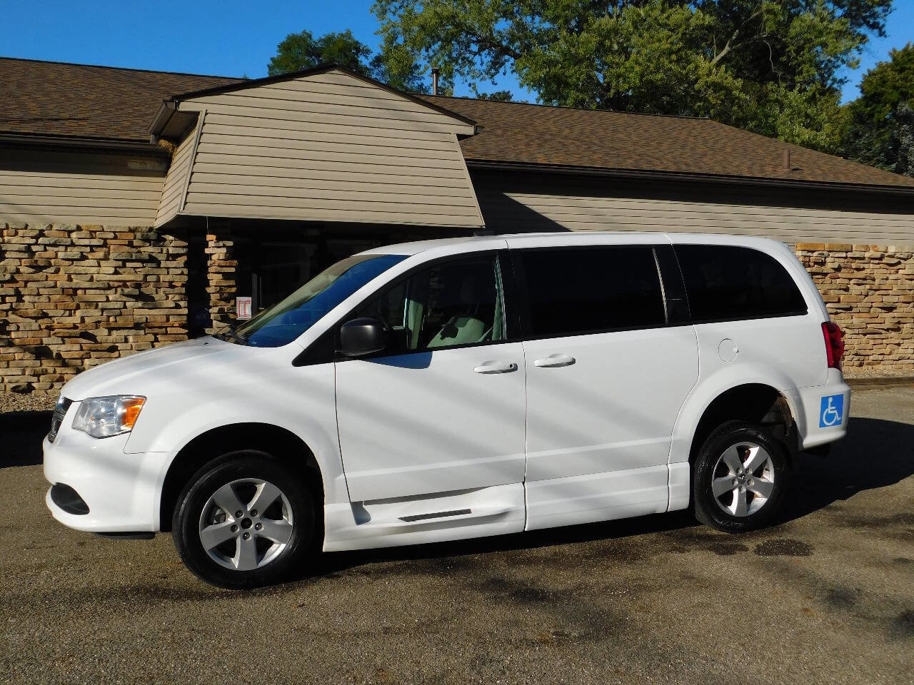 Used 2018 Dodge Grand Caravan SE image 12