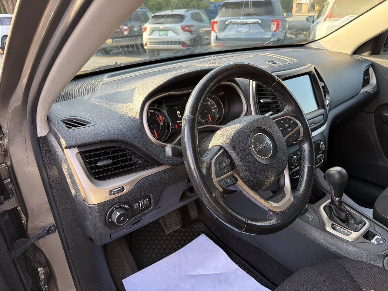 Used 2016 Jeep Cherokee Latitude w/ Cold Weather Group AWD/4WD image 16