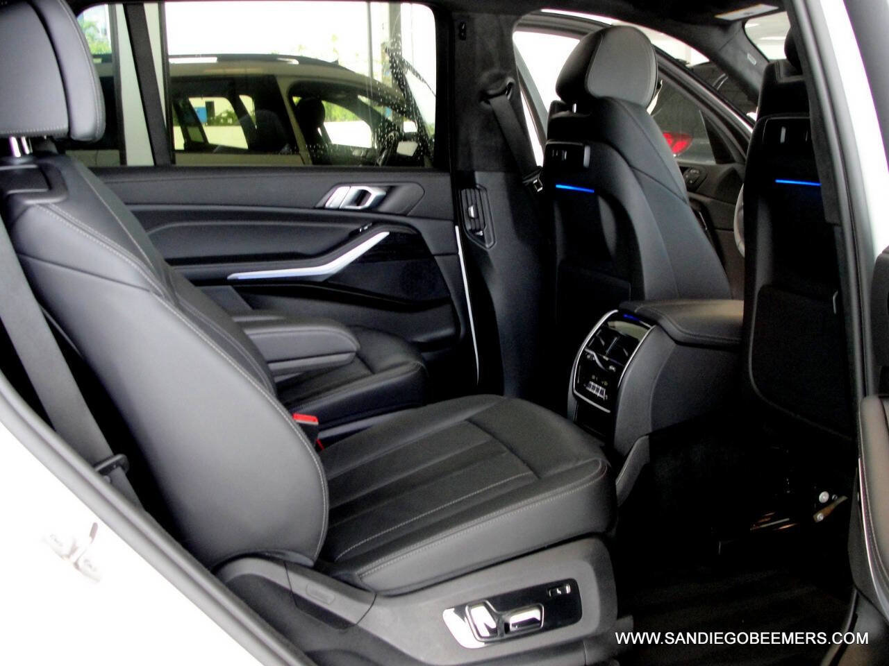 Used 2022 BMW X7 xDrive40i w/ M Sport Package AWD/4WD image 4