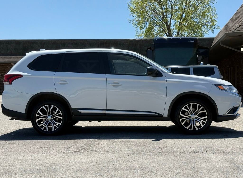 Used 2017 Mitsubishi Outlander ES AWD/4WD image 6