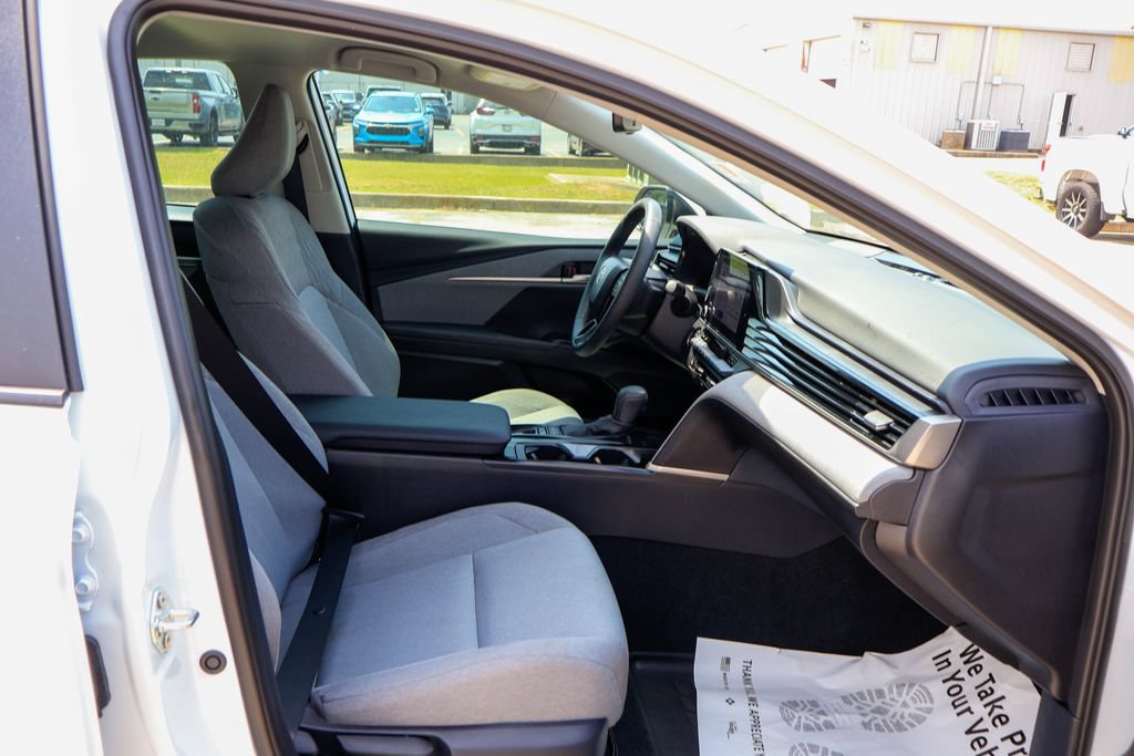 Used 2025 Toyota Camry LE w/ Convenience Package FWD image 10