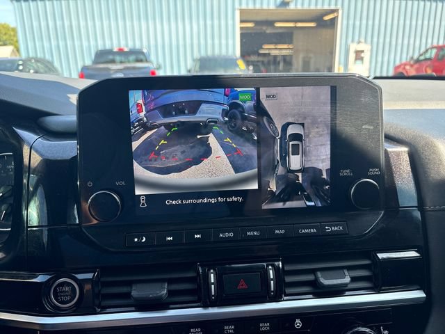 Used 2023 Nissan Pathfinder SL AWD/4WD image 17