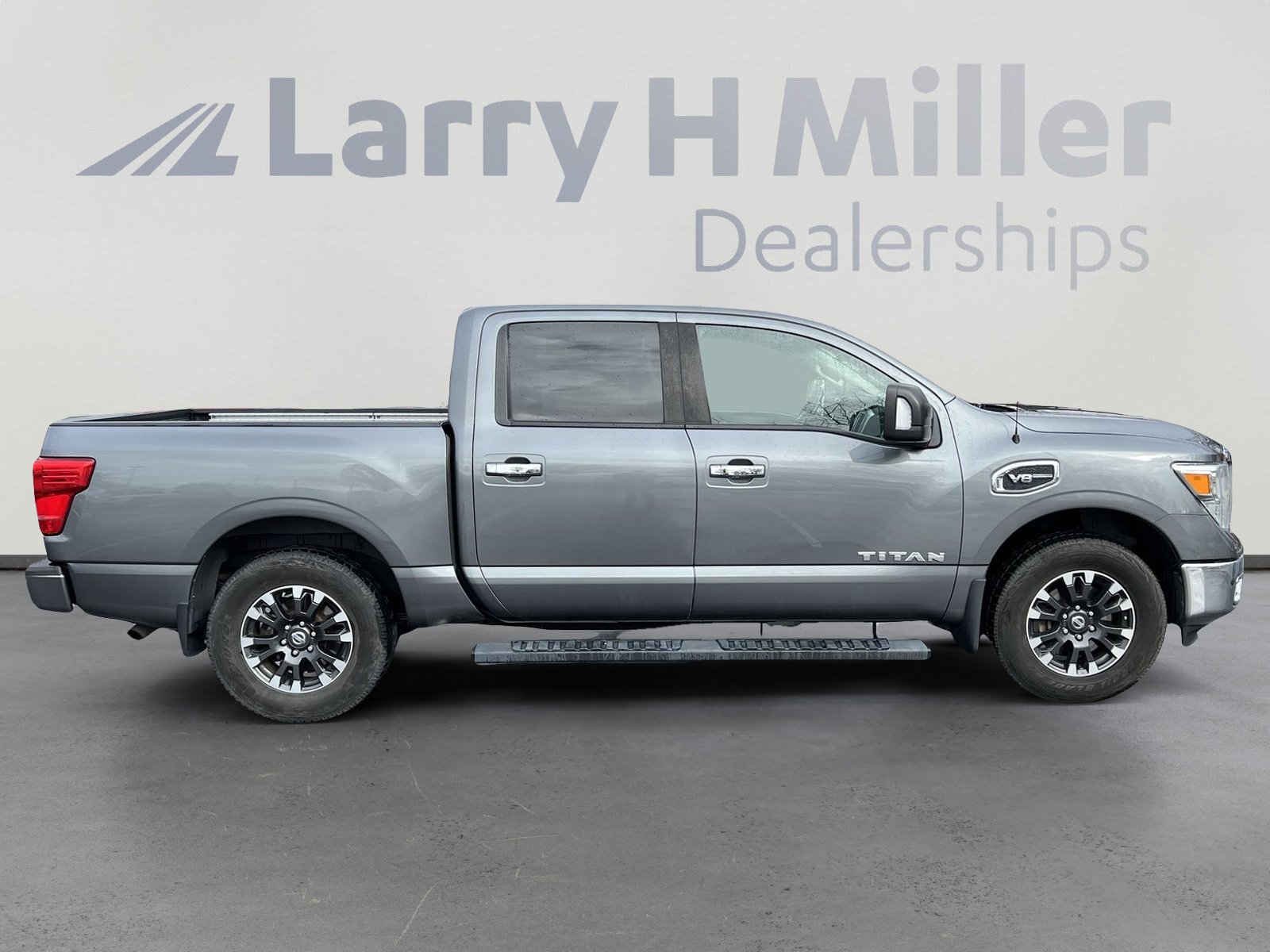 Used 2017 Nissan Titan SV image 9