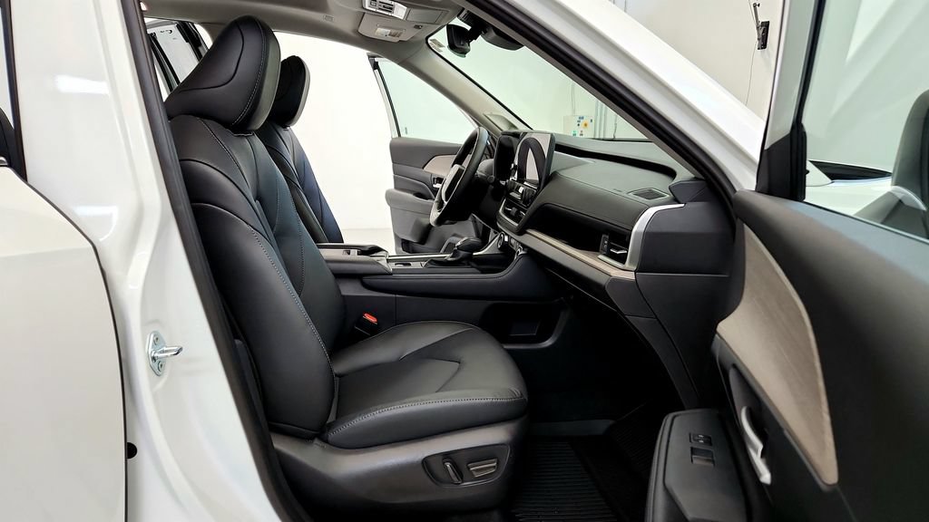Certified 2025 Toyota Grand Highlander FWD image 24