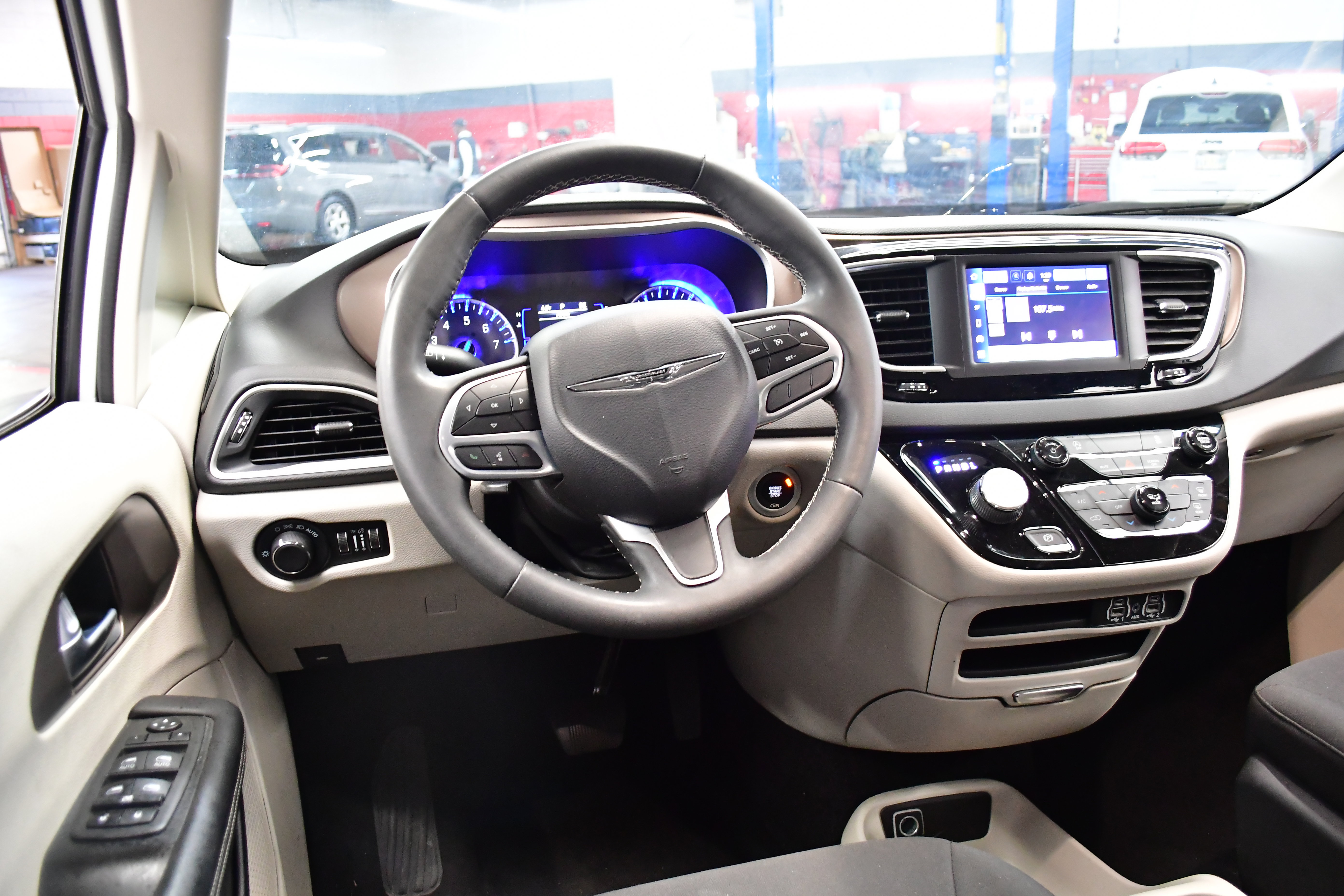 Used 2023 Chrysler Voyager LX FWD image 10