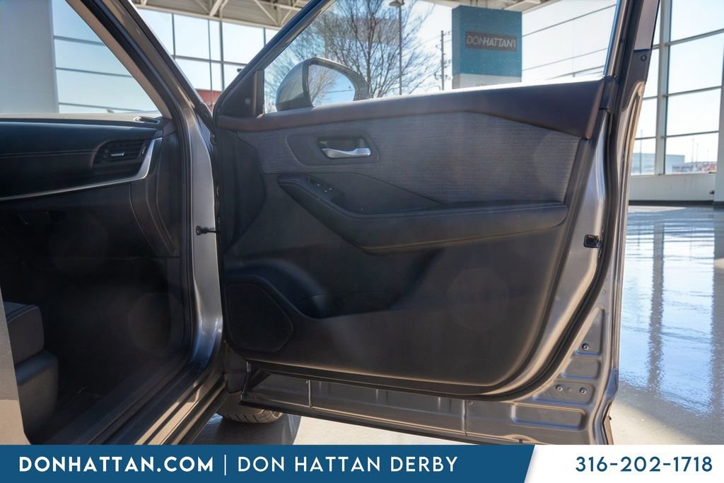 Used 2023 Nissan Rogue SV image 24