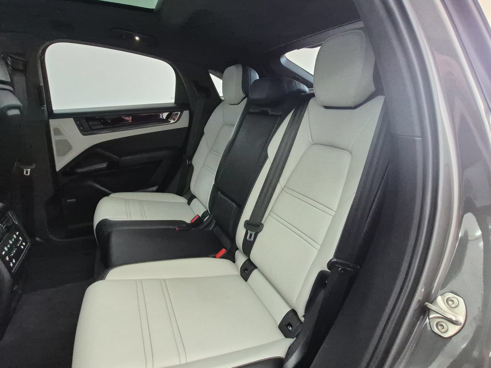 Used 2025 Porsche Cayenne GTS AWD/4WD image 22