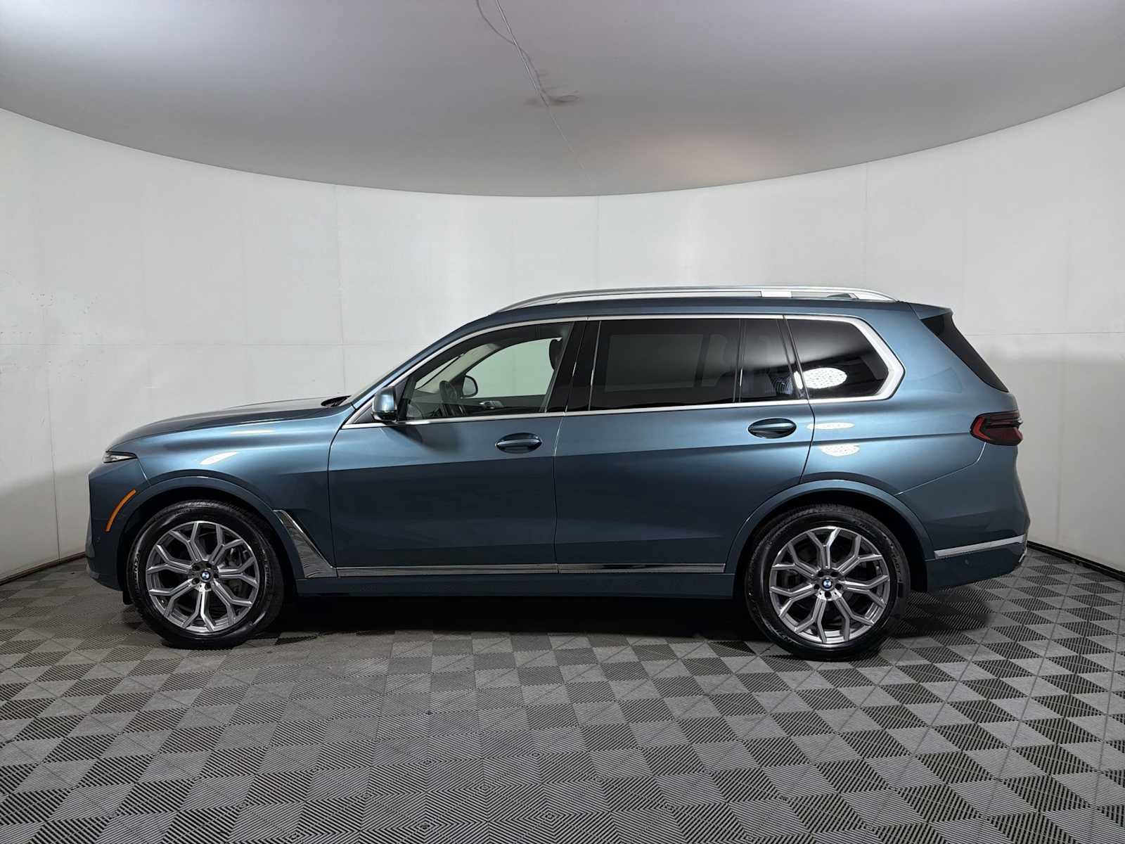 Used 2026 BMW X7 xDrive40i w/ Premium Package AWD/4WD image 4