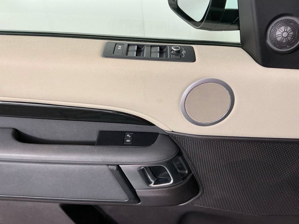 Used 2017 Land Rover Discovery SE AWD/4WD image 18