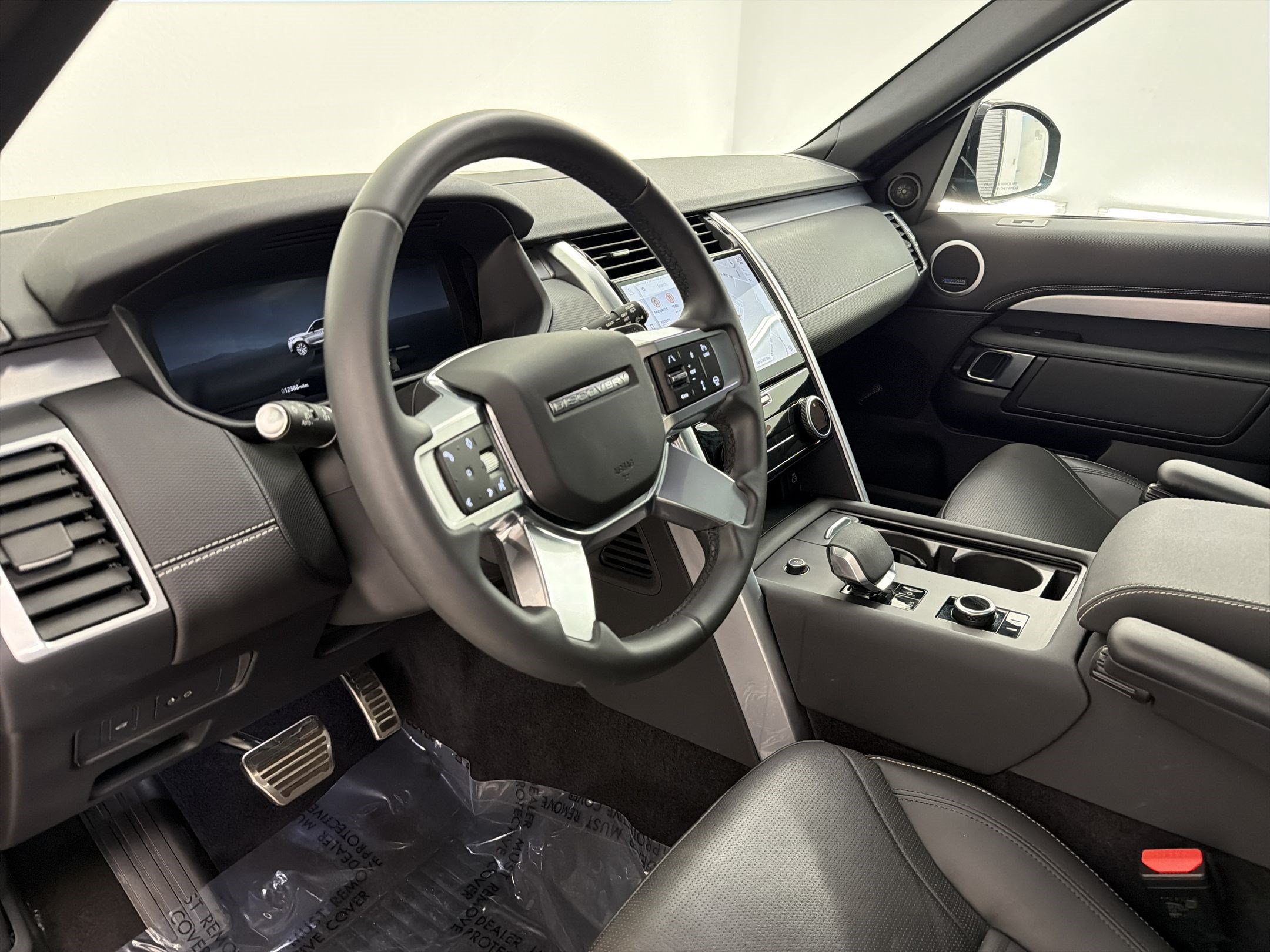 Certified 2025 Land Rover Discovery Dynamic SE AWD/4WD image 4