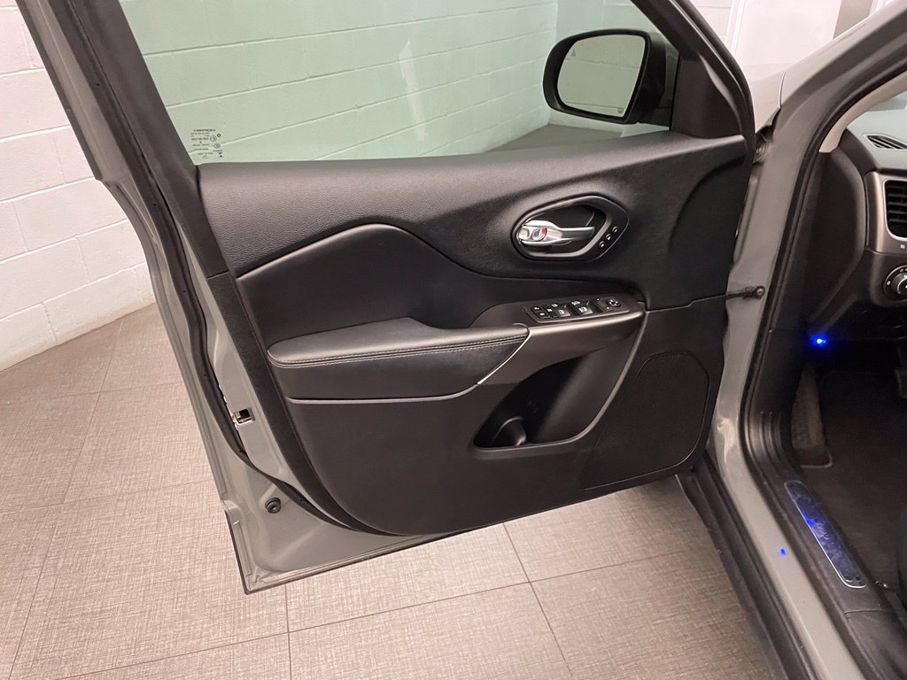 Used 2020 Jeep Cherokee Limited AWD/4WD image 22