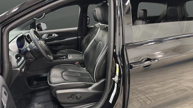 Used 2025 Chrysler Pacifica Limited image 9