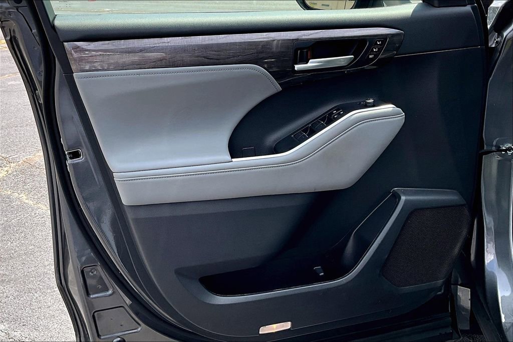 Used 2024 Toyota Highlander Limited image 23