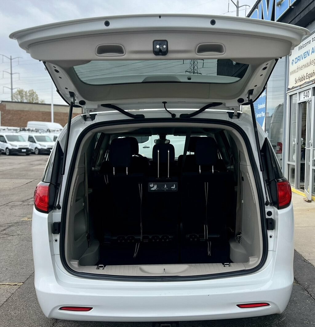 Used 2017 Chrysler Pacifica LX w/ Tire & Wheel Group FWD image 9