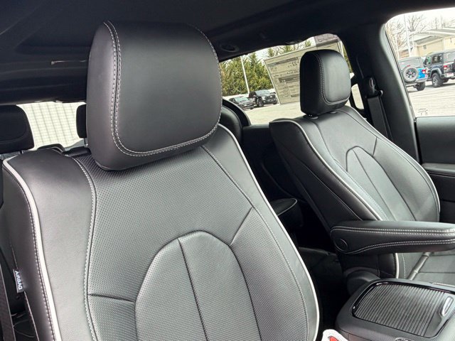 New 2026 Chrysler Pacifica Limited w/ Uconnect Theater Family Group FWD image 68