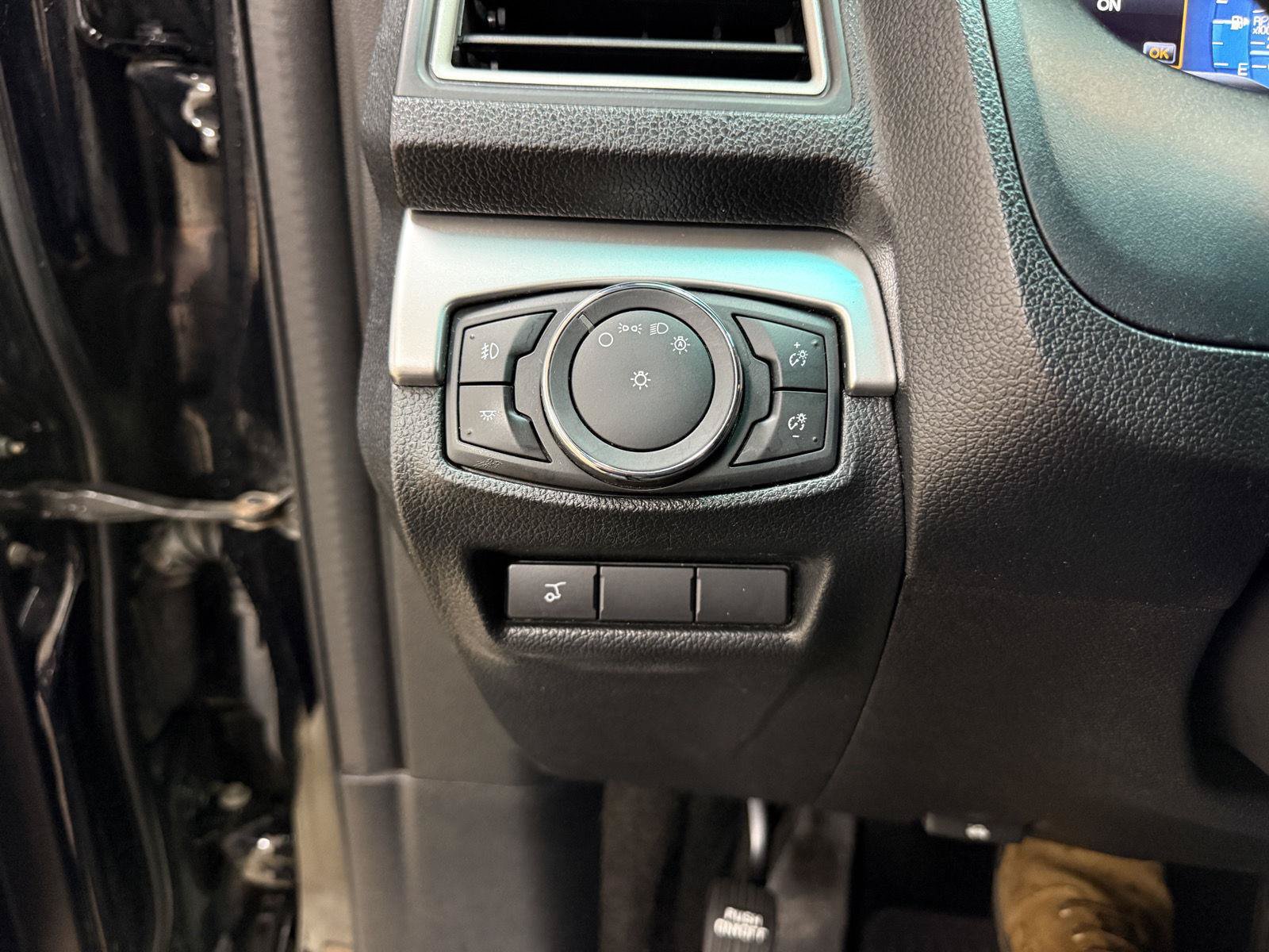 Used 2016 Ford Explorer XLT w/ Equipment Group 202A AWD/4WD image 12