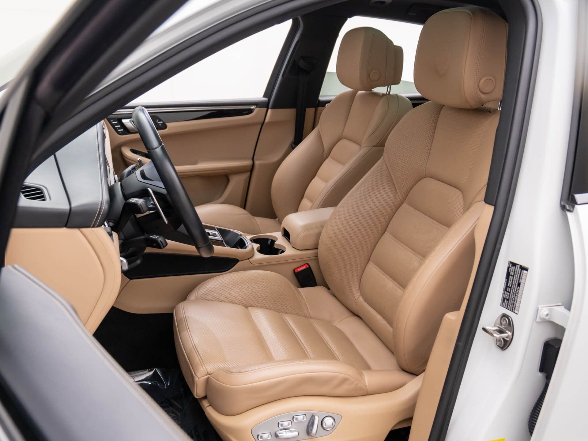 Certified 2023 Porsche Macan Turbo image 4