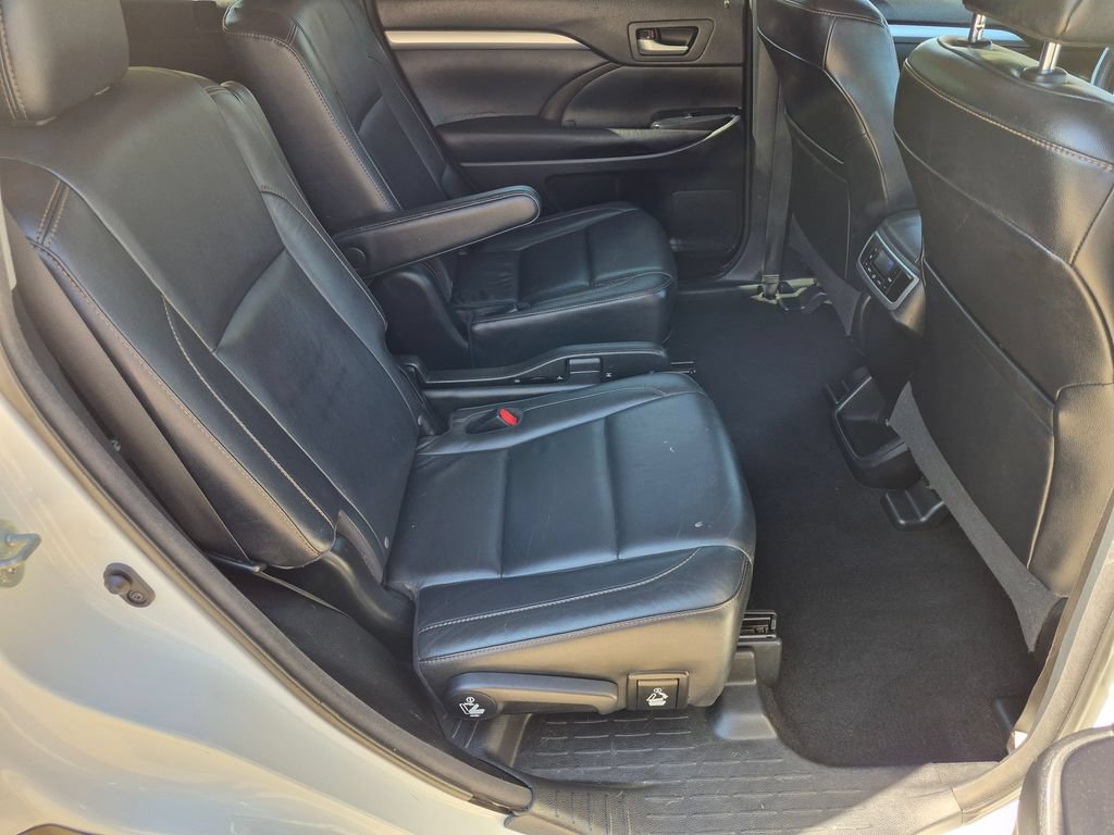 Used 2016 Toyota Highlander XLE AWD/4WD image 18
