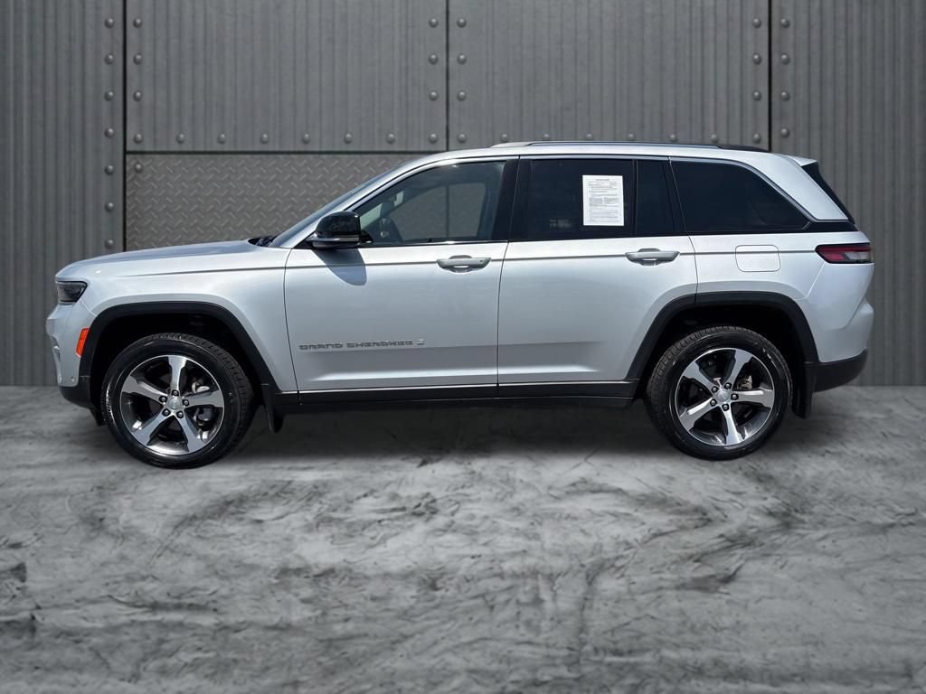 Used 2023 Jeep Grand Cherokee Limited w/ Luxury Tech Group II AWD/4WD image 4