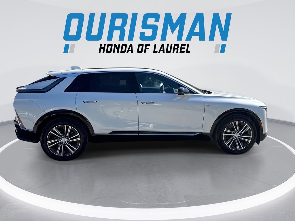Used 2025 Cadillac Lyriq Luxury w/ LPO, Floor Liner Package AWD/4WD image 9