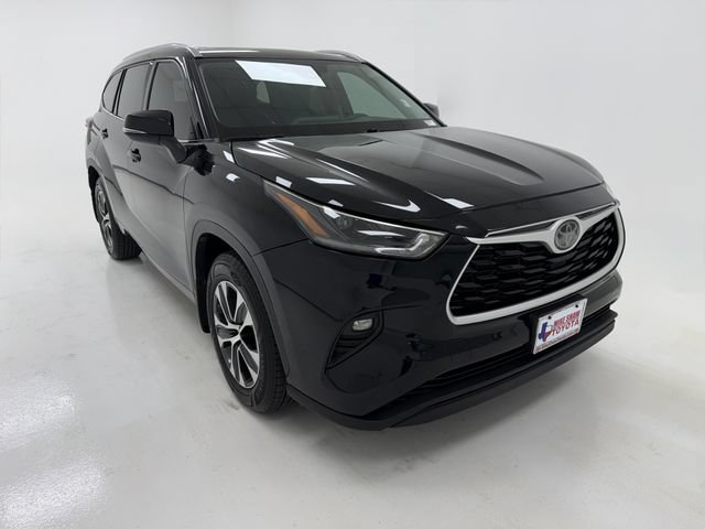 Used 2021 Toyota Highlander XLE FWD image 2