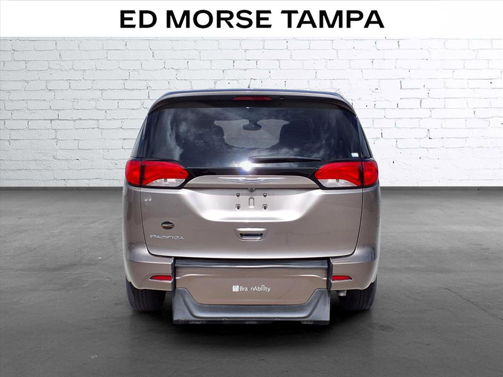 Used 2017 Chrysler Pacifica Touring image 4