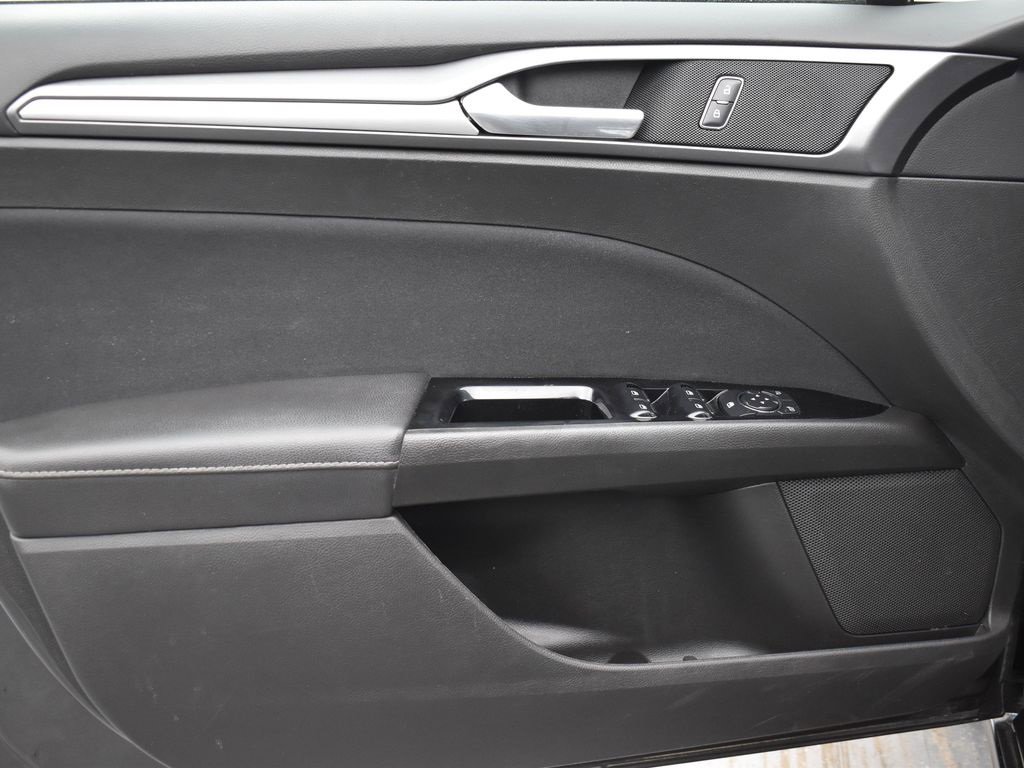 Used 2016 Ford Fusion SE image 9